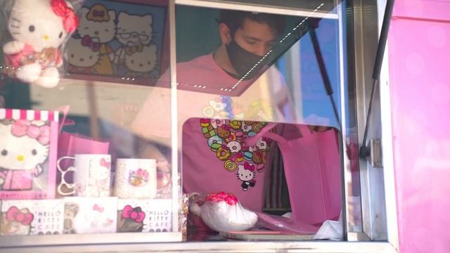 Hello Kitty Cafe Truck returns to San Antonio смотреть онлайн