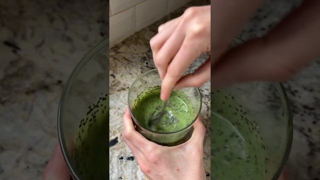 Strawberry matcha chia pudding 🍓🍵 recipe in comments! смотреть онлайн