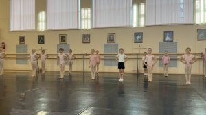 Балет. Открытое занятие в школе классического танца. Дети, подготовительная группа, 6 лет.