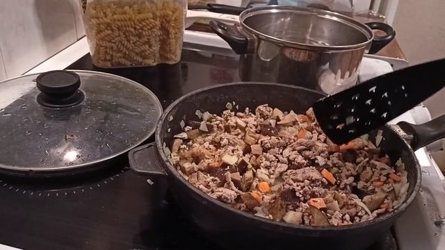 ХОЛОСТЯТСКОЕ ХРЮЧЕВО - ПРОСТОЙ, ВКУСНЫЙ И БЮДЖЕТНЫЙ РЕЦЕПТ С МАКАРОХАМИ смотреть онлайн