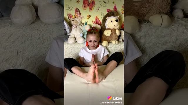 Девочка хлопает ногами и руками смотреть онлайн