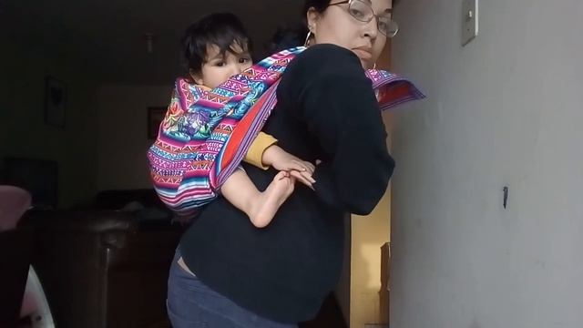 Cómo usar la manta andina // Lliclla a la espalda y para lactar. Perú смотреть онлайн