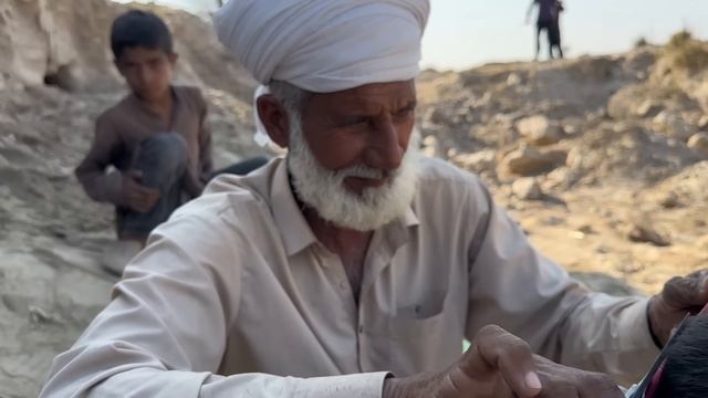 ASMR Расслабляющая стрижка волос, но парикмахер очень старый!! смотреть онлайн