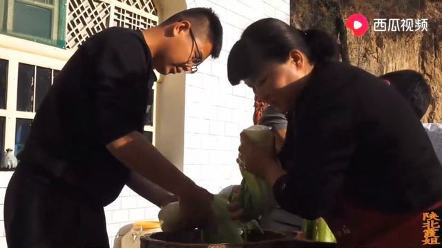 200斤白菜，教你农家腌菜，学会这个方法，一年都不会坏！【陕北霞姐】 смотреть онлайн