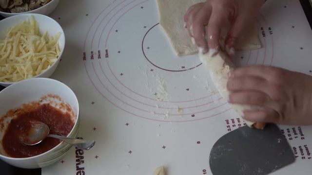 HOT DOGI Z PARÓWKĄ, PIECZARKAMI I SEREM #fastfood #impreza #przekąski #hotdog смотреть онлайн