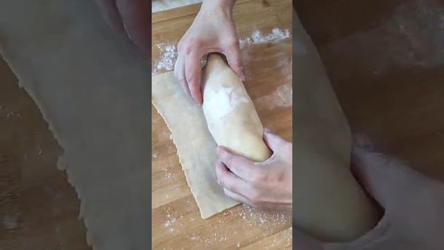 Рулет из куриной грудки, ветчины и сыра в слоёном тесте. Запекать 30 минут при 180° #shorts смотреть онлайн