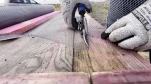 Ставлю сетку от грызунов  , что бы они не завелись в стенах каркасного дома