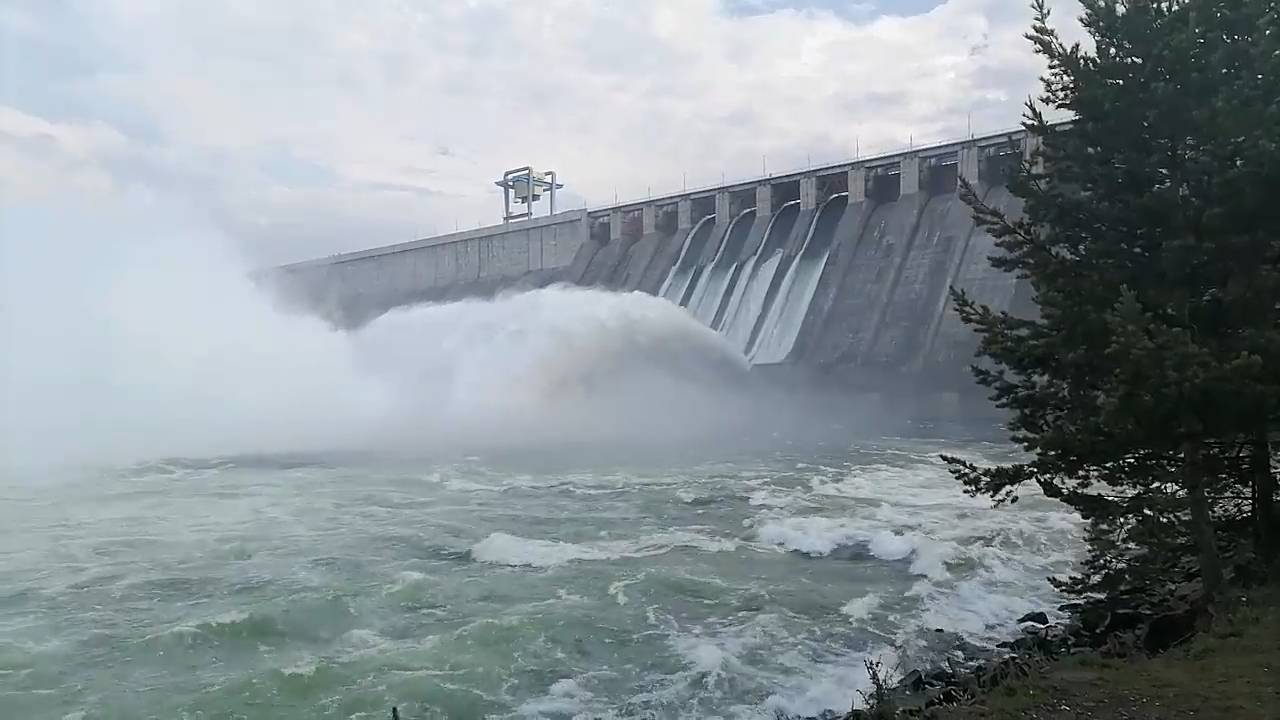 Сброс воды на Усть-Илимской ГЭС смотреть онлайн