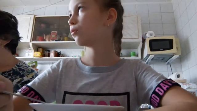 Как едят люди а как ест Полина!!!