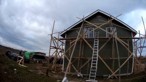 Устанавливаю отливы и откосы наружные второго этажа , сразу два окна за раз