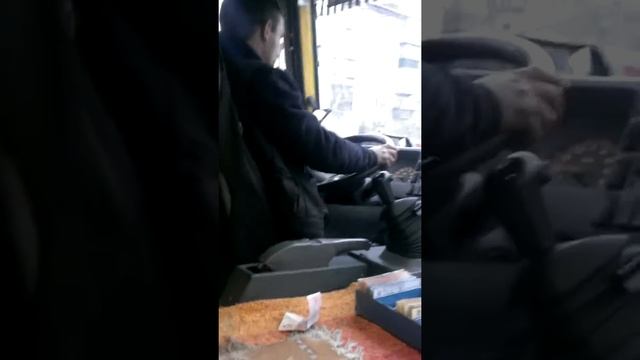 Современный Юлий Цезарь, водила весит на телефоне за рулем маршрутки! смотреть онлайн