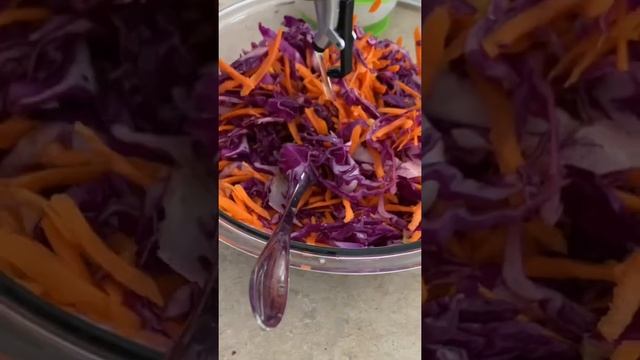 Shorts easy Salad recipes🥗 carrot red cabbage corn pomegranate sauce olive oil lemon смотреть онлайн