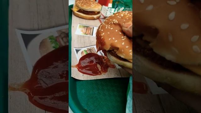 best burger 🍔😋#shorts #trendingshorts #burger #youtubeshorts смотреть онлайн