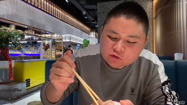 人均80的火锅烧烤自助餐，大胖随便吃几盘肉就回本了，老板还挣钱嘛？【都市陈大胖】 смотреть онлайн