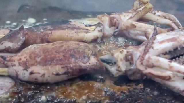 мальчик дикарь кушает жареный на камне кальмар смотреть онлайн