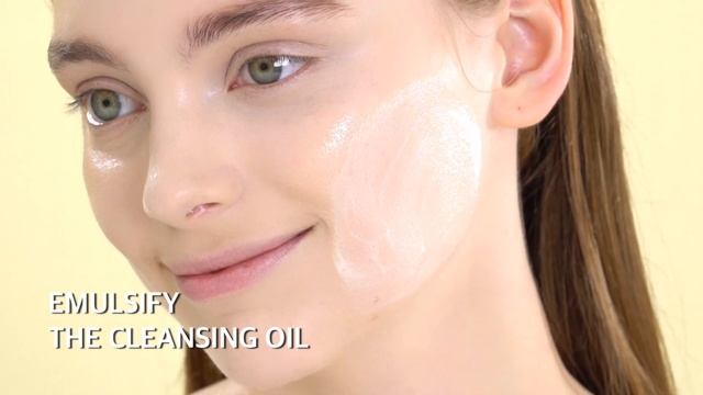 Dissolve the makeup with Clenasing Oil - Coxir Ultra Hyaluronic Cleansing Oil смотреть онлайн