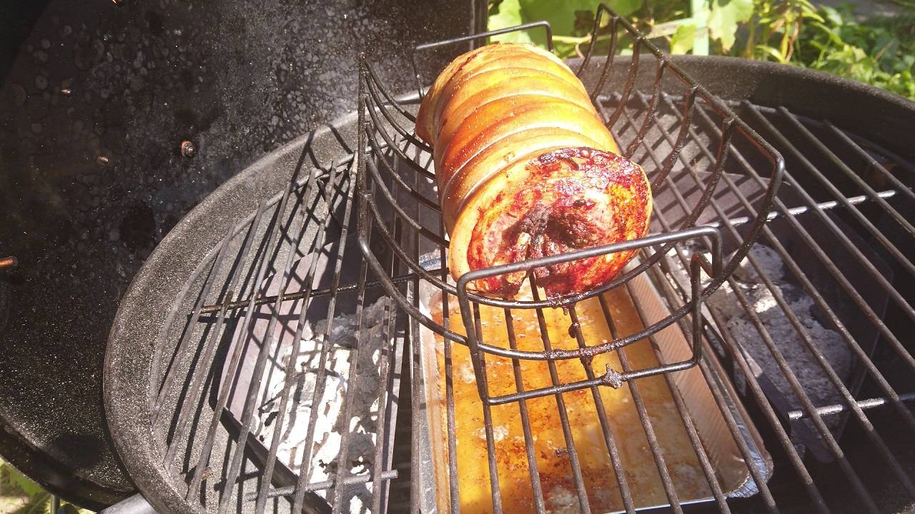 Поркетта - вкусный рулет из свиной грудинки в угольном гриле. смотреть онлайн