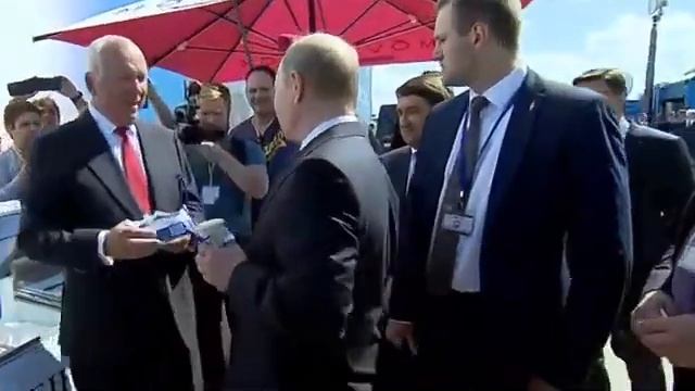 ПУТИН купил МОРОЖЕНОЕ полакомиться на МАКС 2017, видео 18.07.2017 смотреть онлайн