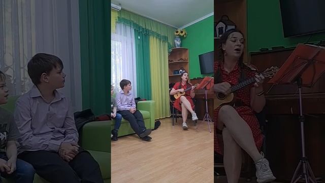 Дети в восторге! Поют хором! Подпишись и напиши ⬇️ любимого персонажа из детства #Буратино #укулеле смотреть онлайн