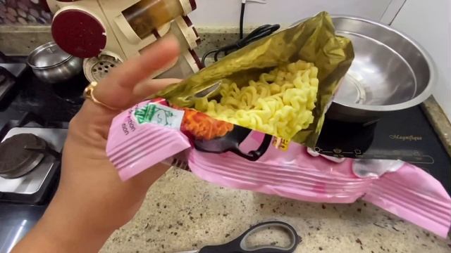 I TRIED 4 TYPES OF RAMEN | KOREAN NOODLES REVIEW | PINK | YELLOW | RED | BLACK смотреть онлайн
