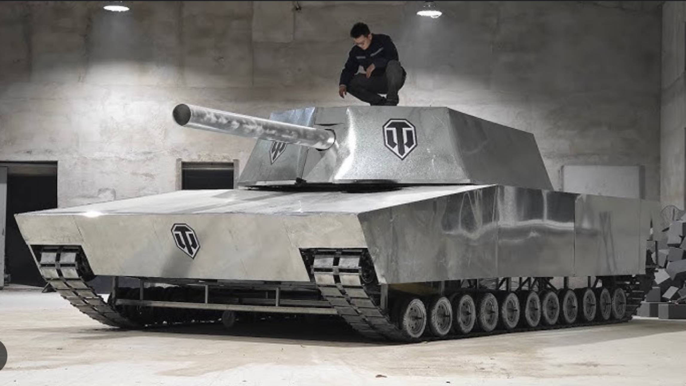 Китайский видеоблогер смастерил собственный ТАНК для игры в World of Tanks смотреть онлайн