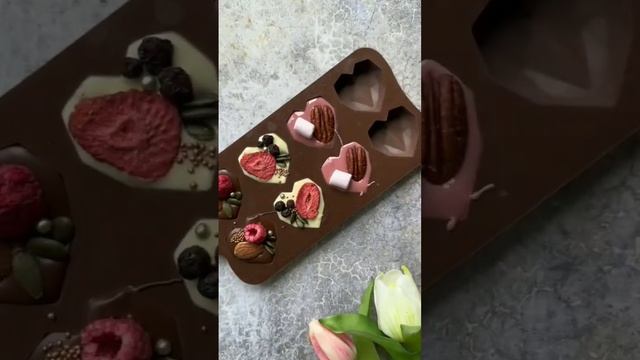 Сладкие и эффективные сердца из шоколада #шортс #сердцешоколад #формасердце #десертрецепт смотреть онлайн
