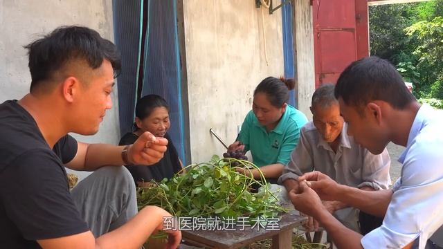 葡萄丰收婆婆剪一大筐送亲家！娘家准备一大锅铁锅炖鱼，香香辣辣心里美的很！【陈说美食】 смотреть онлайн