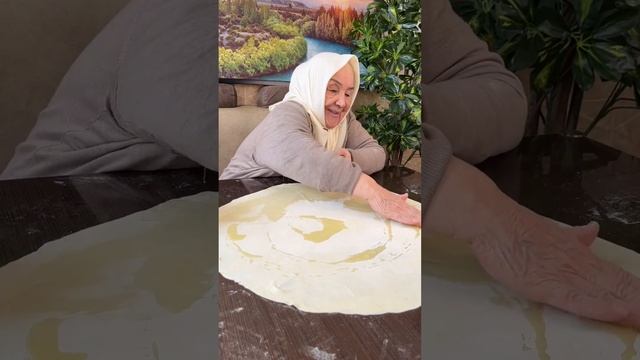 Қават-қават чиқадиган пиёзли гўштли қатлама нон😊 смотреть онлайн