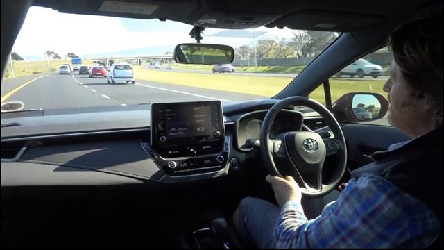 Toyota Corolla XR hatch review: Breaking the mold (S4 E12) смотреть онлайн