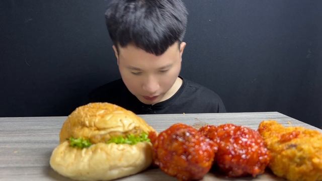 ASMR MUKBANG HAMBURGER, GÀ RÁN, GÀ SỐT CAY, PHÔ MAI VÀ LẠP XƯỞNG | EATING SOUNDS смотреть онлайн