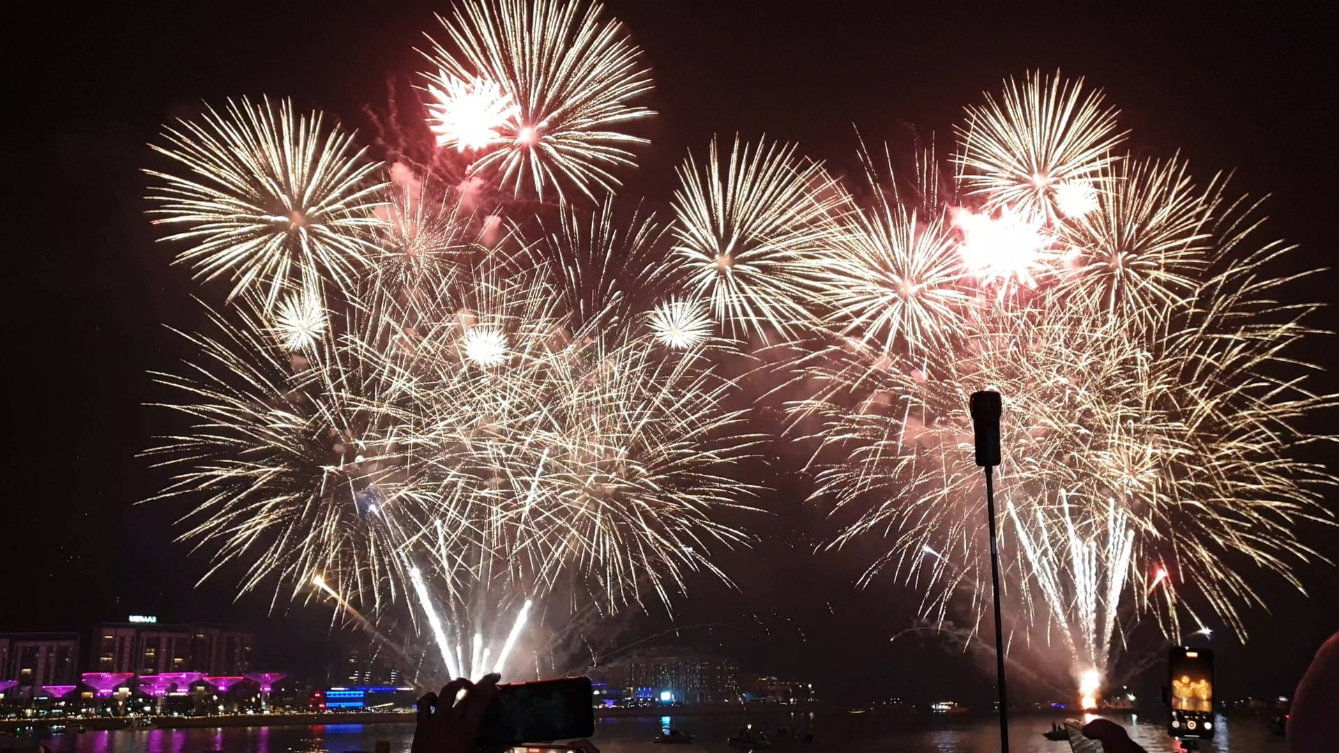 Новогодний салют (фейерверк) в Дубае 2025 смотреть онлайн