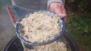 Это очень вкусно! Паста с курицей в сливочно-грибном соусе в казане на костре.