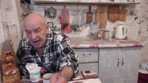 Брусника со сметаной и сахаром . Очень простой и самый эффективный для здоровья рецепт