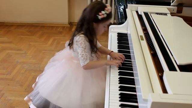Diana Ishmaeva, 5 years old, performs "Breeze" of F Rybitsky смотреть онлайн