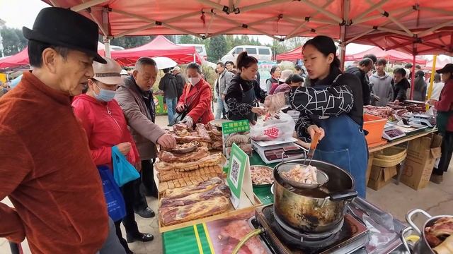 热火朝天，龙头赶街：在彩云之南奔赴一场美食与传统的盛会（下） смотреть онлайн