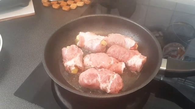 Крученики или мясные рулетики с очень пикантной начинкой. смотреть онлайн