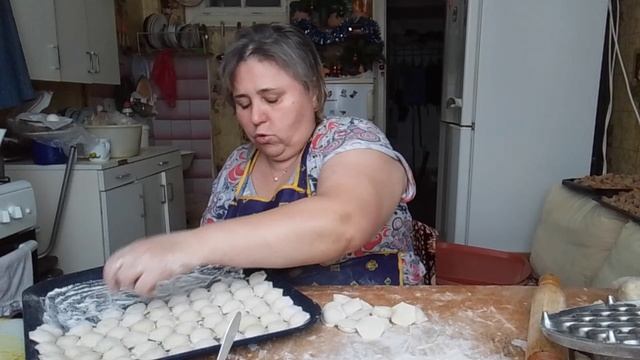 Готовится стратегический запас пельменей, ну и поболтать. смотреть онлайн