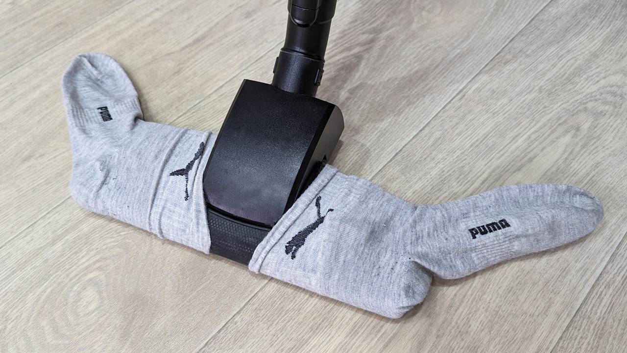 Бабушка поделилась хитростью! Как собрать мелкий мусор с помощью носков смотреть онлайн