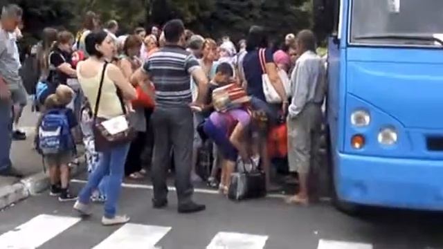 Из Луганска женщины и дети спасаются бегством смотреть онлайн