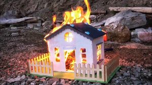 Кукольный домик сгорает до тла!