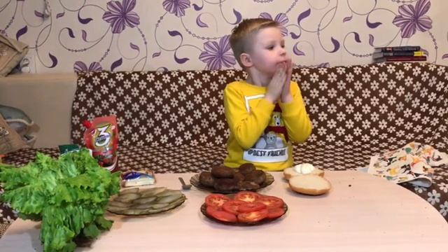 Детский блог. Как Никита готовит гамбургер. Часть 2. (ну, очень вкусно) смотреть онлайн