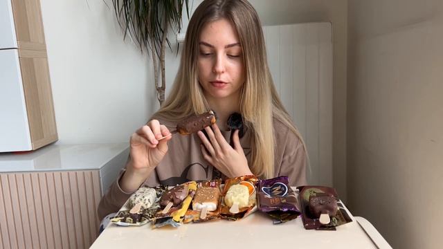 Пробую необычные вкусы мороженого🍦🍿 | Магнат за 55 рублей😱 | Мукбанг с мороженым смотреть онлайн