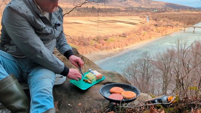 Чізбургер рецепт. На такій висоті, на краю скелі я ще їжу не готував. 🍔🏕️👍 смотреть онлайн