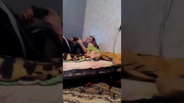 Папа с дочкой смотрят мультики!!!! смотреть онлайн