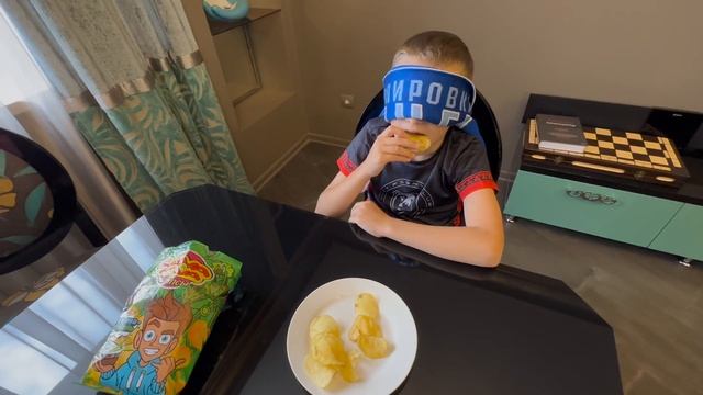 УГАДЫВАЮ ВКУС ЧИПСОВ C ЗАКРЫТЫМИ ГЛАЗАМИ - LAVA LAVA, EASY PEASY, LAY'S! (ЧЕЛЛЕНДЖ) смотреть онлайн