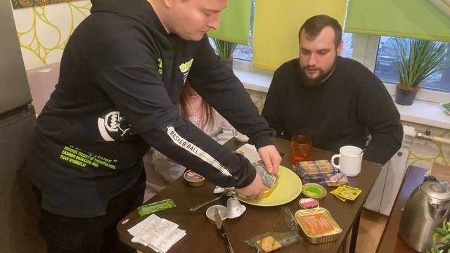 ЧЕМ КОРМЯТ РУССКУЮ АРМИЮ - Обзор и распаковка СУХПАЁК Хватит болтать, погнали жрать