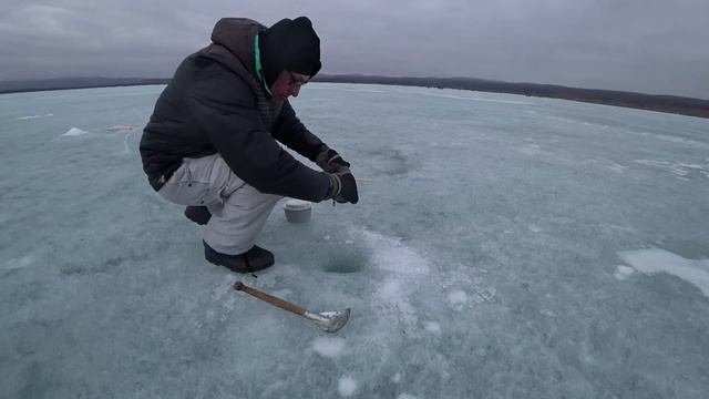 Хакасия озеро черное (хара кол) караси мутанты не лезут в лунку! Рыбалка на кресты! часть 1 смотреть онлайн