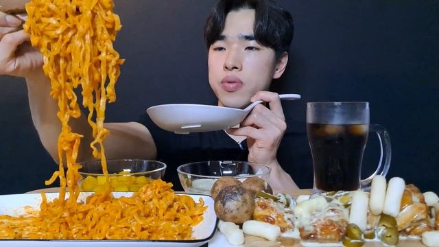 푸라닭 고추마요치킨 순살이랑 까르보불닭볶음면 블랙치즈볼 리얼먹방 смотреть онлайн