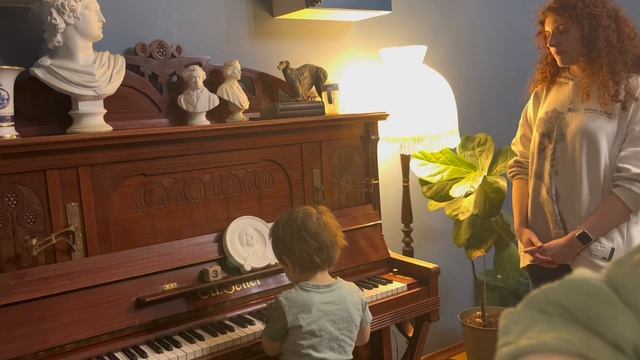 Гавриилу 3 года и 1 месяц, аккомпанирует сестре