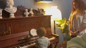 Гавриилу 3 года и 1 месяц, аккомпанирует сестре